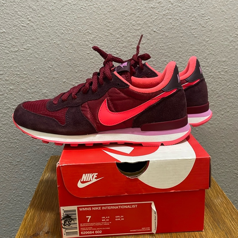Nike Women’s Internationalist shoes, size 7